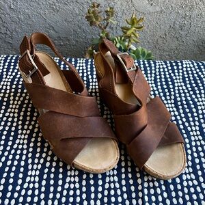 Clarks Sandals Womens 8 1/2
Platform Wedge Brown Leather
Wide Strap Slingback